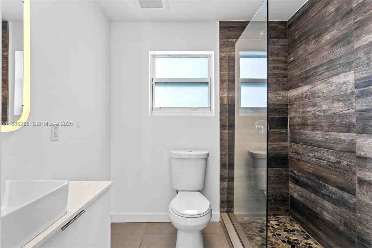 737 Northwest 4th Street - Photo 5 of 24