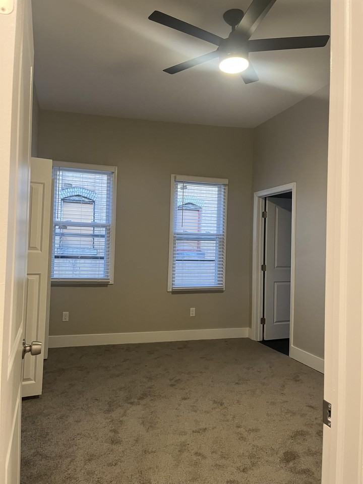 110 Hemlock St - Photo 3 of 18