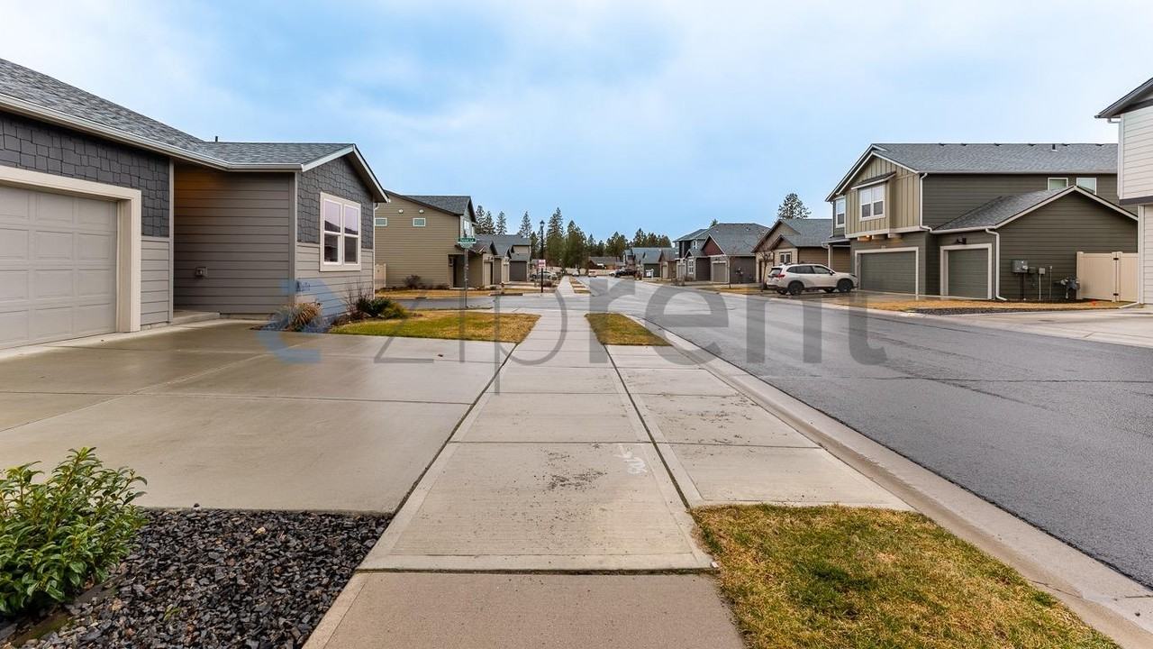 5721 W Youngstown Ln - Photo 2 of 33