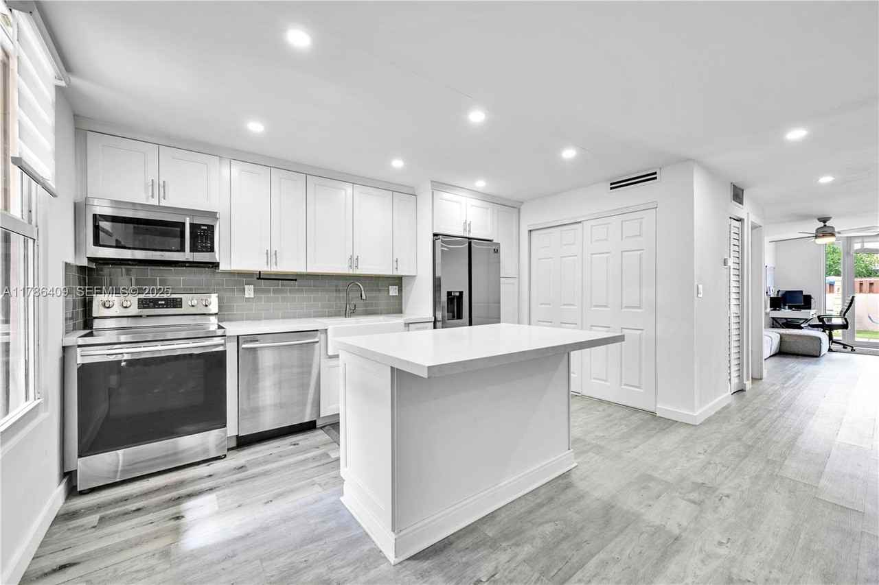 14145 Kendale Lakes Circle - Photo 3 of 10