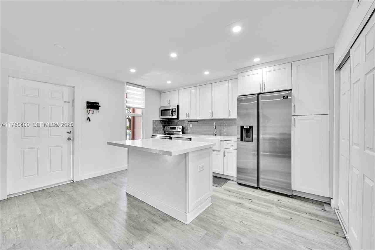 14145 Kendale Lakes Circle - Photo 4 of 10