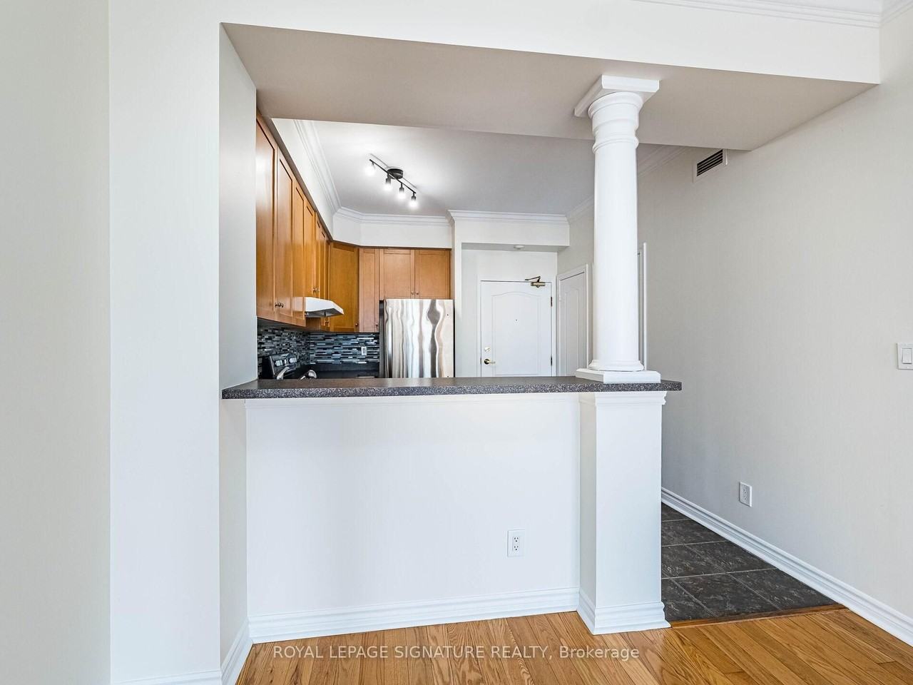3531 Lake Shore Boulevard West #202 - Photo 4 of 19