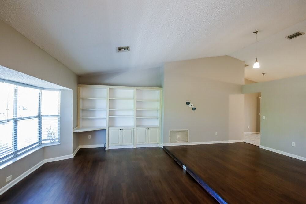 4533 Nw 88th Ter - Photo 5 of 16