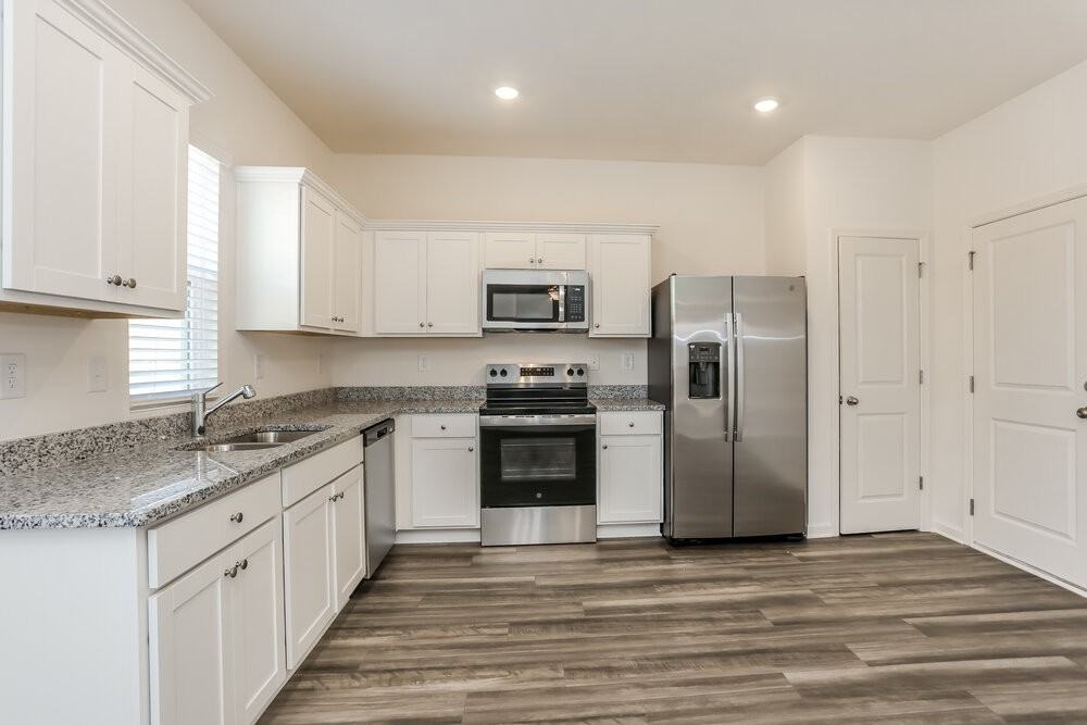 7651 Saffron Ave - Photo 7 of 17