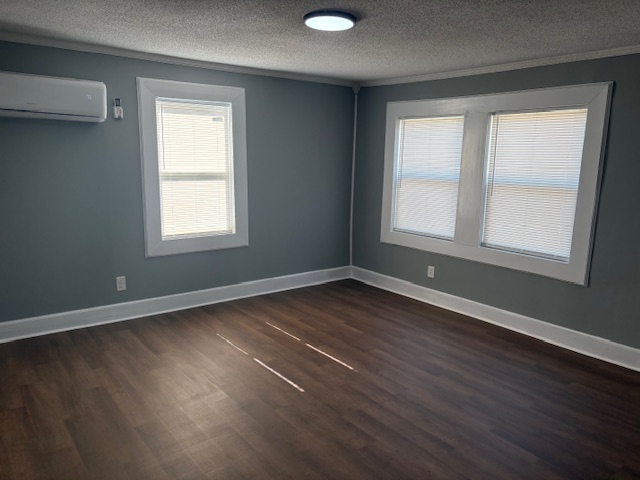 411 Smith St - Photo 4 of 7