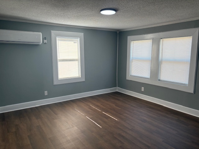 411 Smith St - Photo 5 of 7