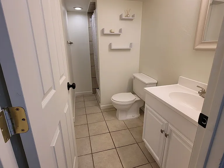 1640 E St #B - Photo 4 of 7