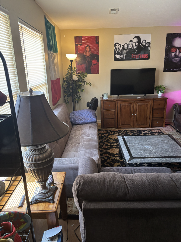 1527 Whitehall Blvd - Photo 3 of 9