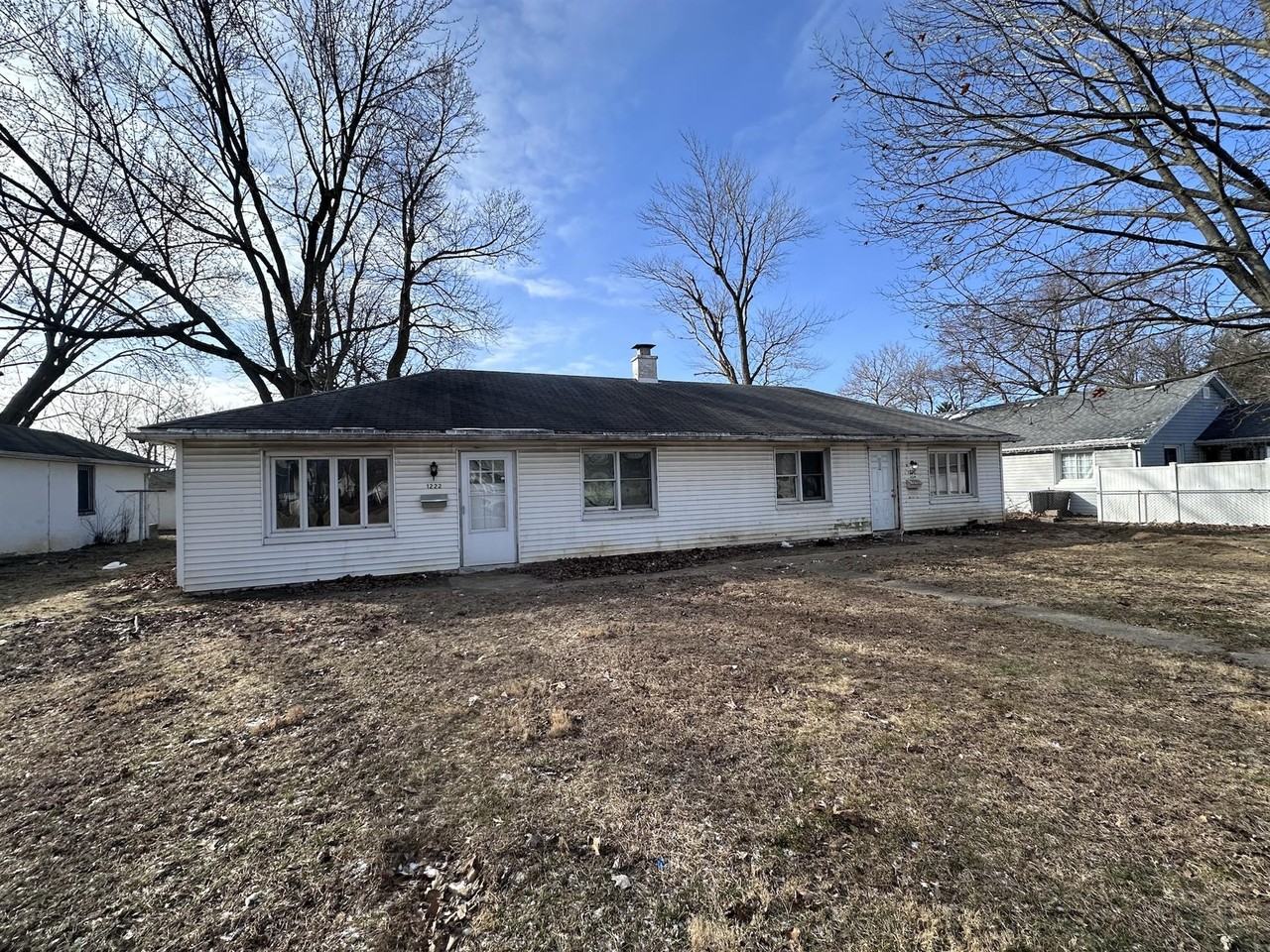 1222 Clarence St - Photo 2 of 12