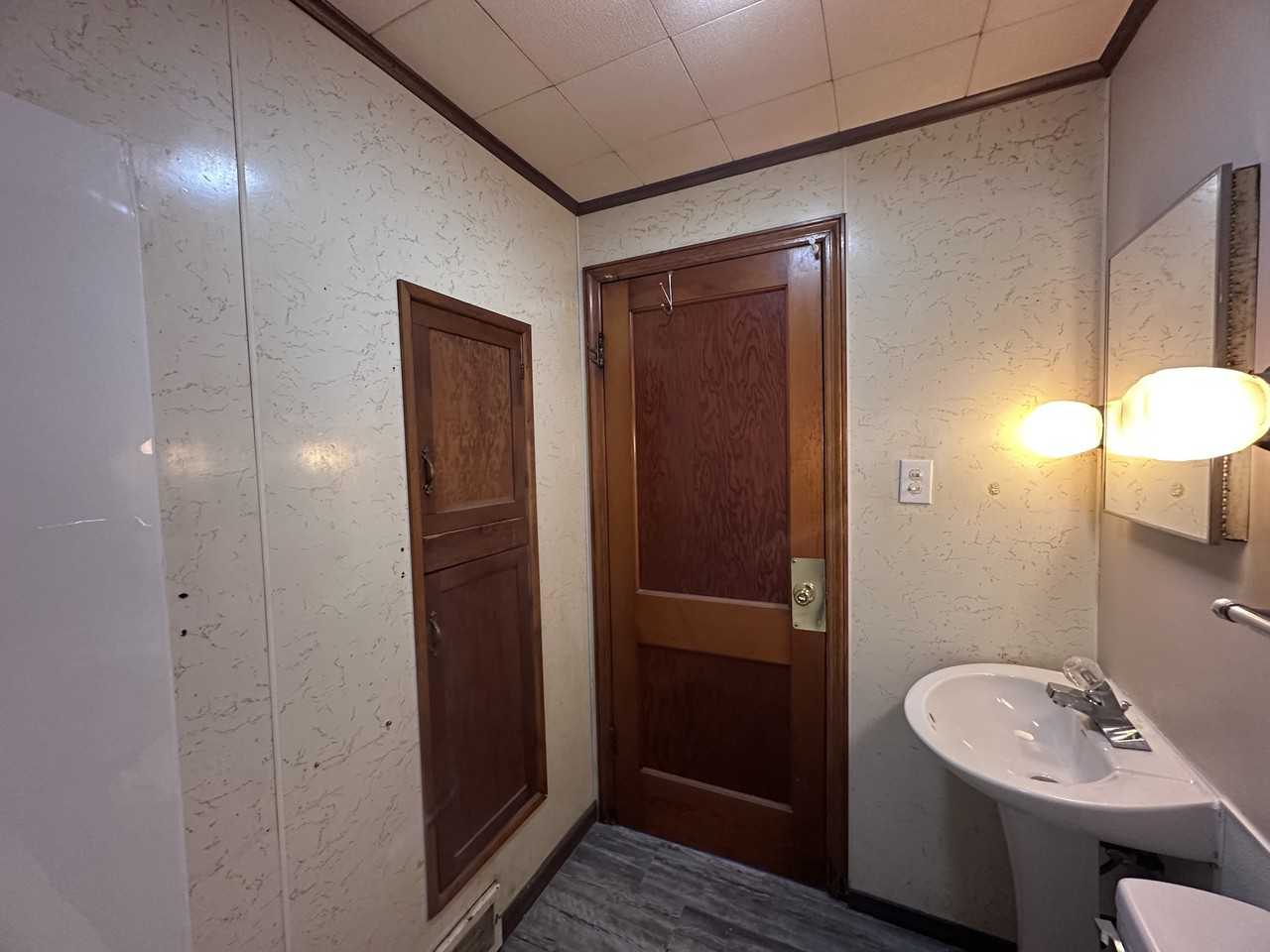 1222 Clarence St - Photo 6 of 12