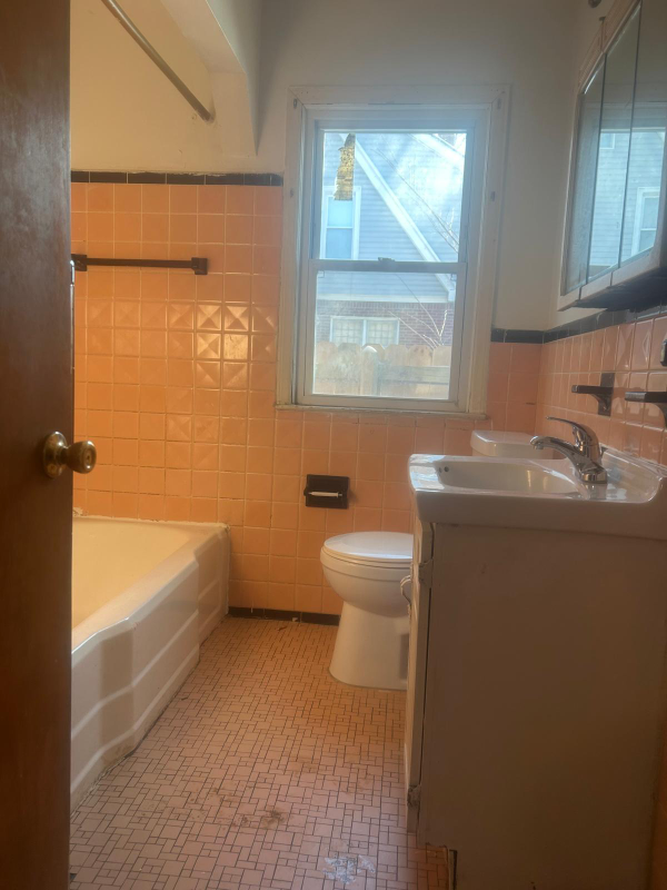 6515 Woodmont Ave - Photo 4 of 4