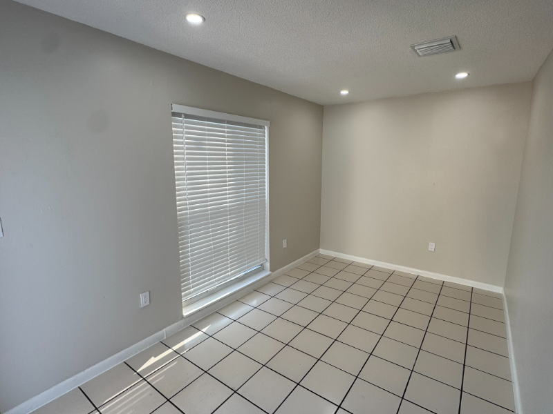 933 Sw 16th Pl - Photo 2 of 13