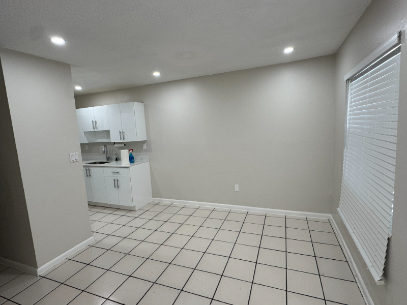 933 Sw 16th Pl - Photo 3 of 13