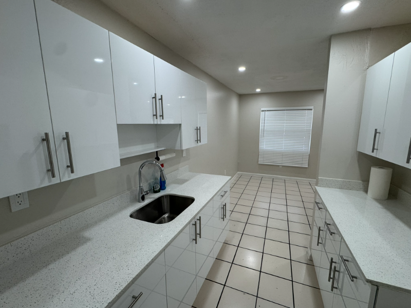 933 Sw 16th Pl - Photo 5 of 13