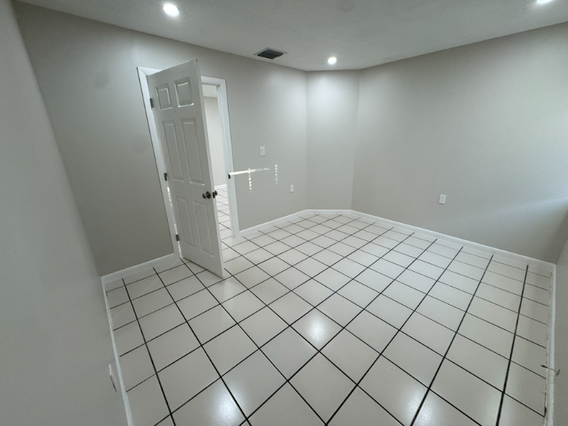 933 Sw 16th Pl - Photo 7 of 13