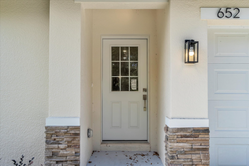 652 Kensington St - Photo 2 of 20