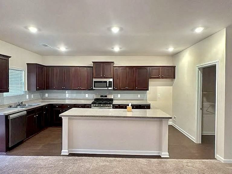 105 Berry Dr - Photo 3 of 8