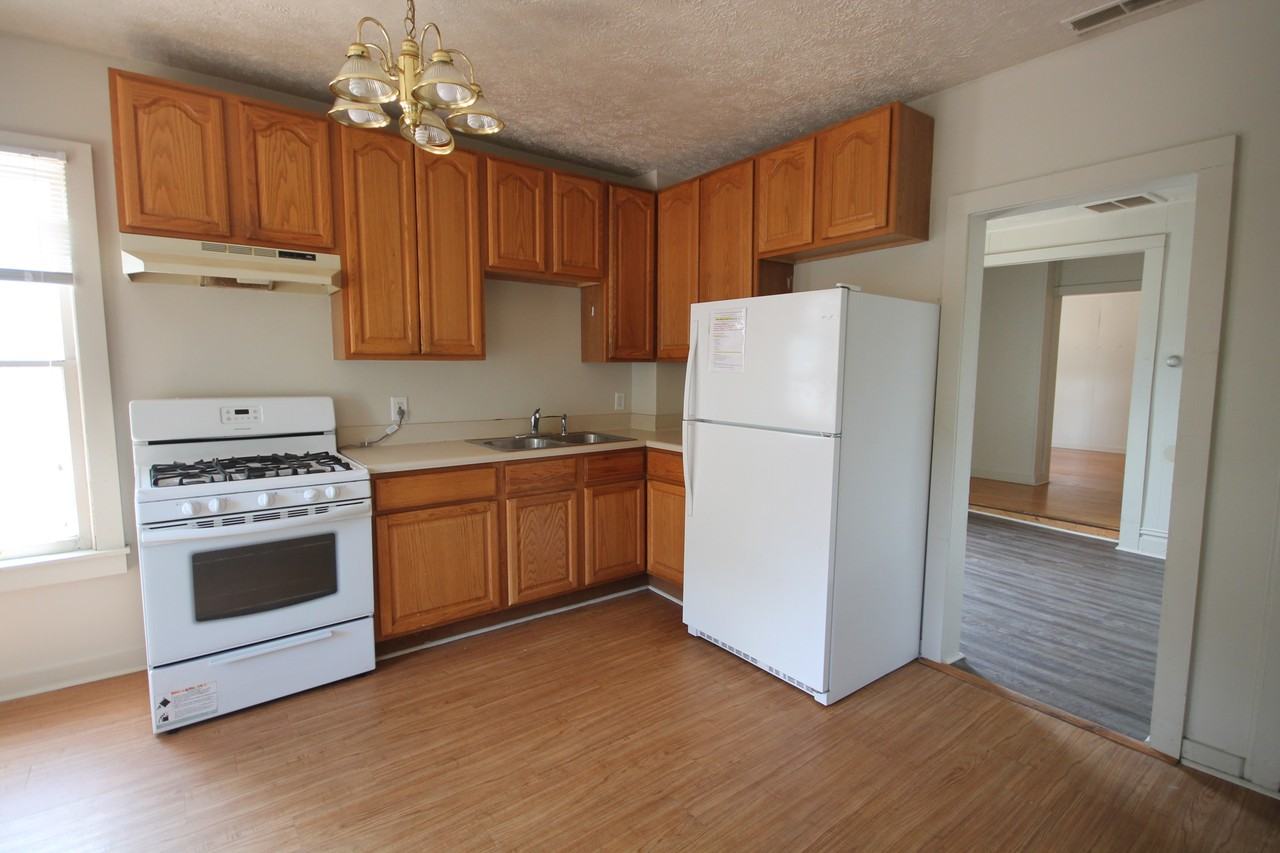 832 W Walnut House - Photo 4 of 7