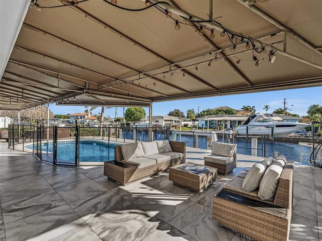 440 Se 8th Ave - Photo 2 of 12