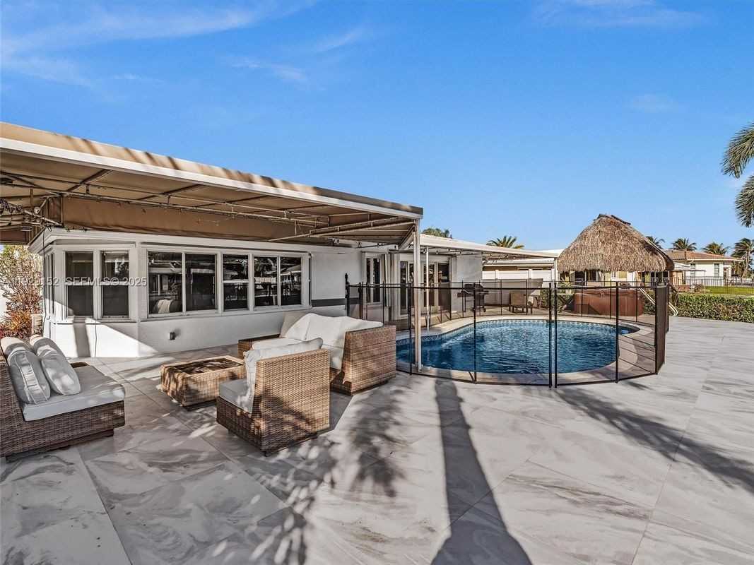 440 Se 8th Ave - Photo 3 of 12