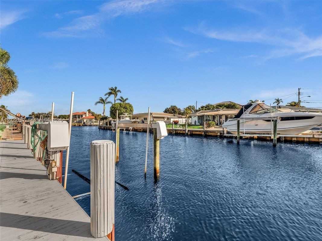 440 Se 8th Ave - Photo 4 of 12