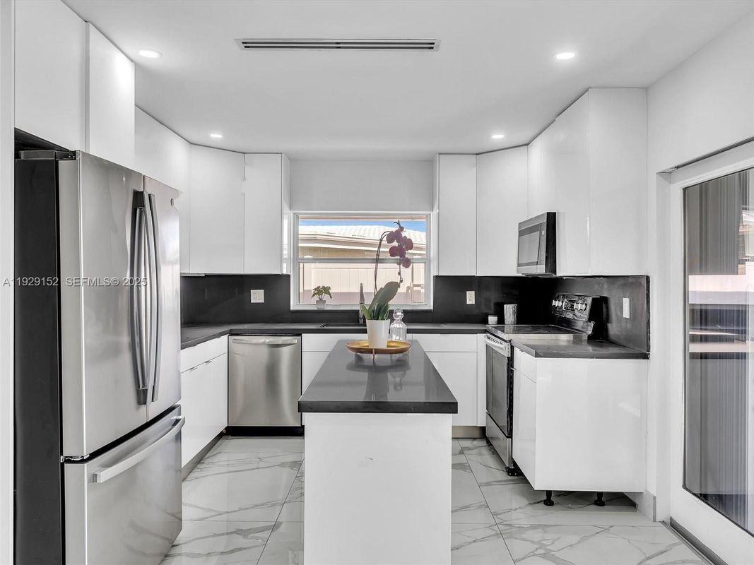 440 Se 8th Ave - Photo 6 of 12