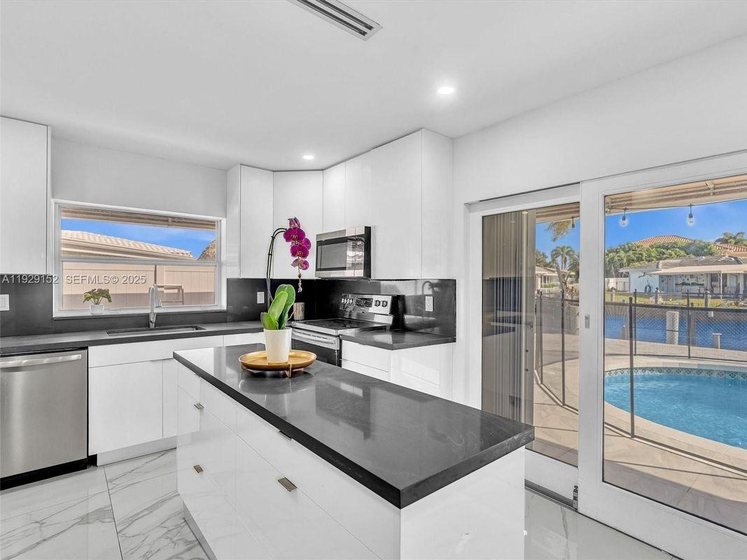 440 Se 8th Ave - Photo 7 of 12