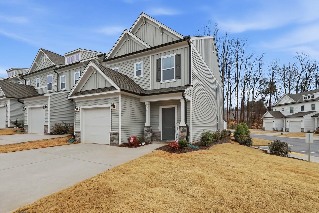 17 Saltford Ln - Photo 3 of 34