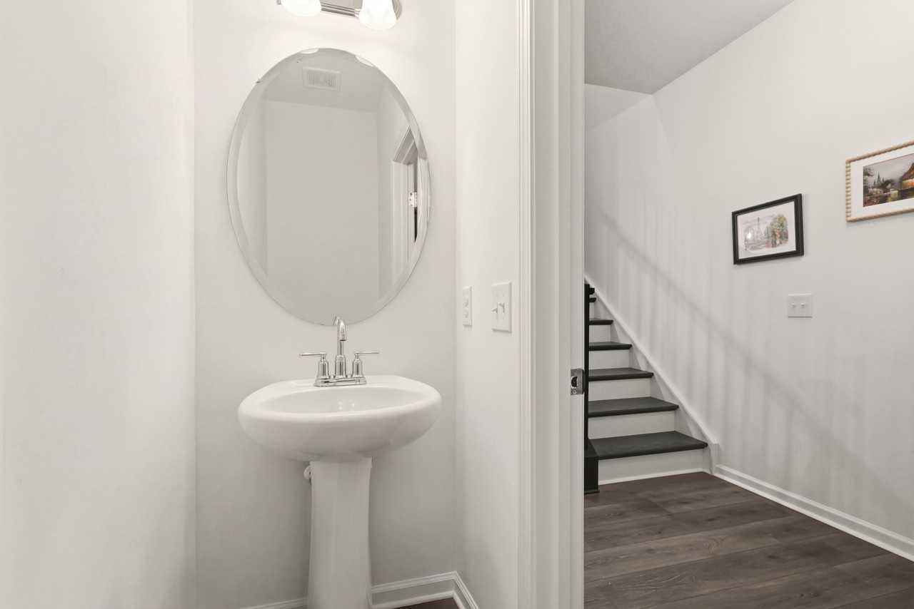 17 Saltford Ln - Photo 7 of 34