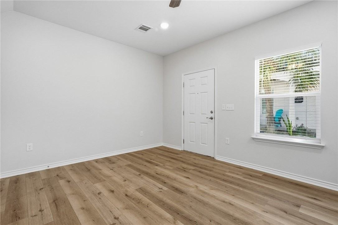 124 Lavaca Cir - Photo 6 of 39