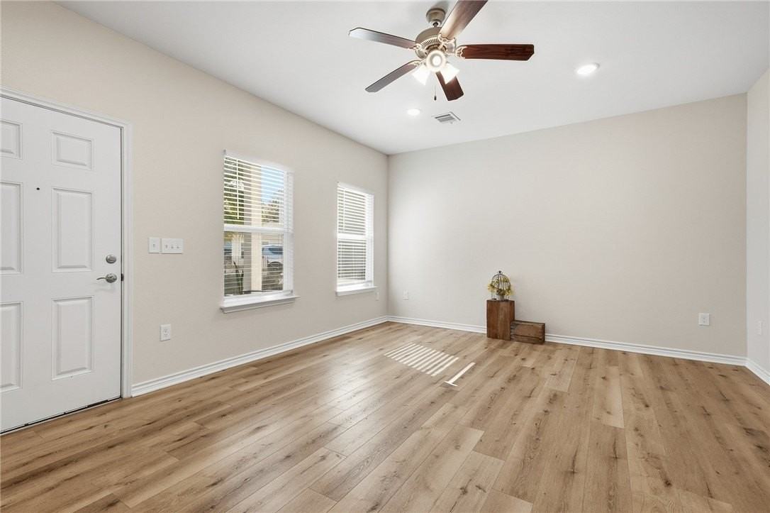 124 Lavaca Cir - Photo 7 of 39