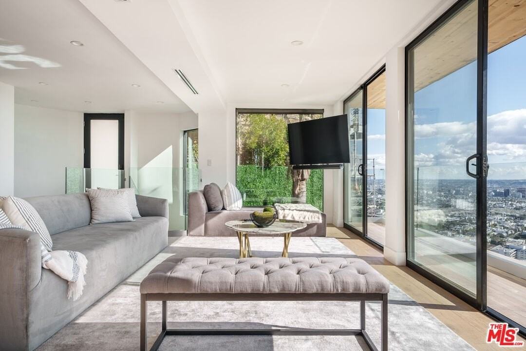 8666 Hollywood Blvd - Photo 2 of 28