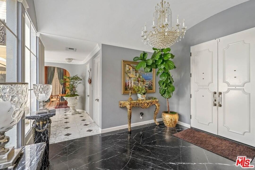 717 N Rodeo Dr - Photo 4 of 38