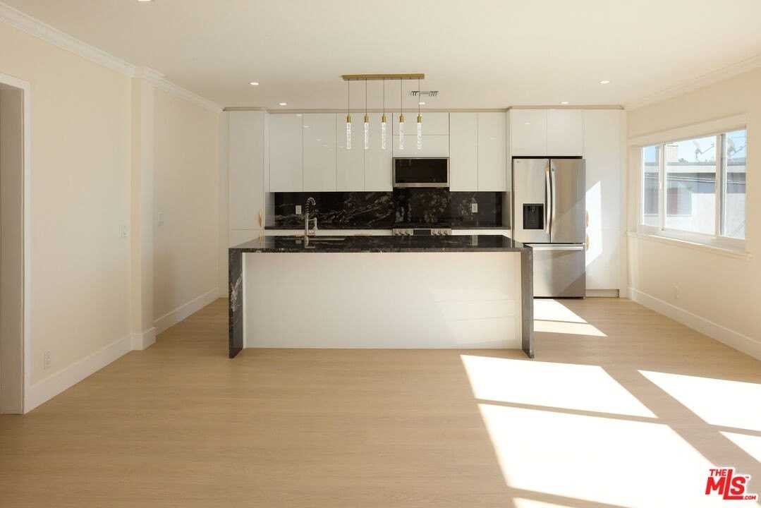 1223 23rd St Apt C - Photo 2 of 31