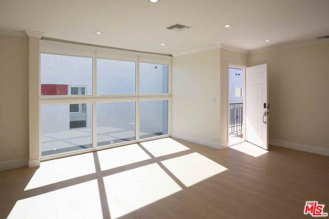 1223 23rd St Apt C - Photo 4 of 31