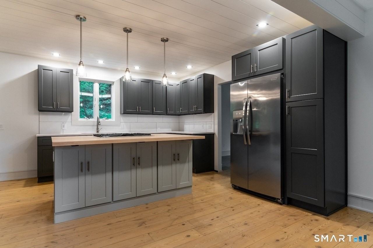 62 Railroad St - Photo 3 of 22