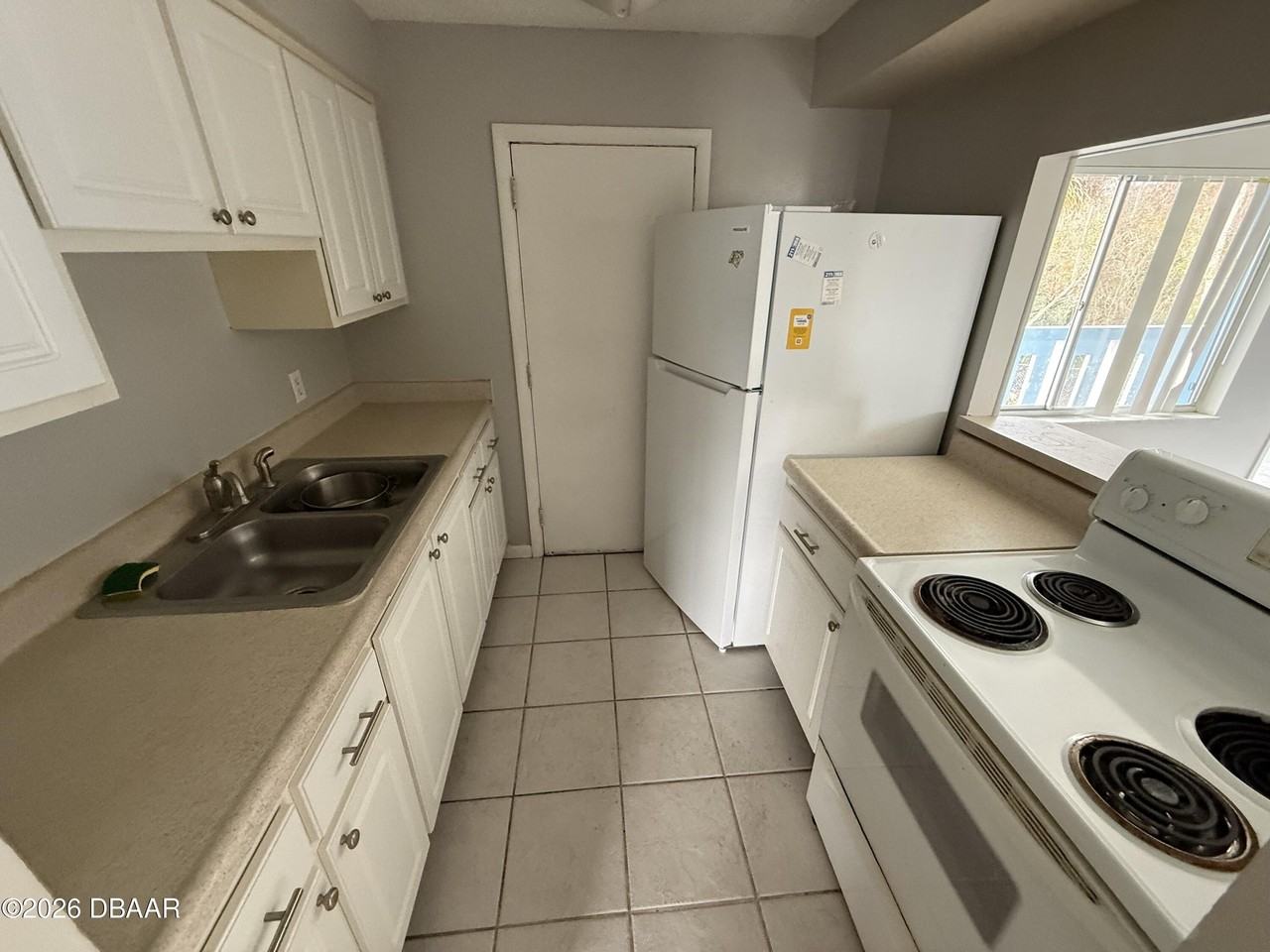 1850 S Park Ave Apt B6 - Photo 6 of 9