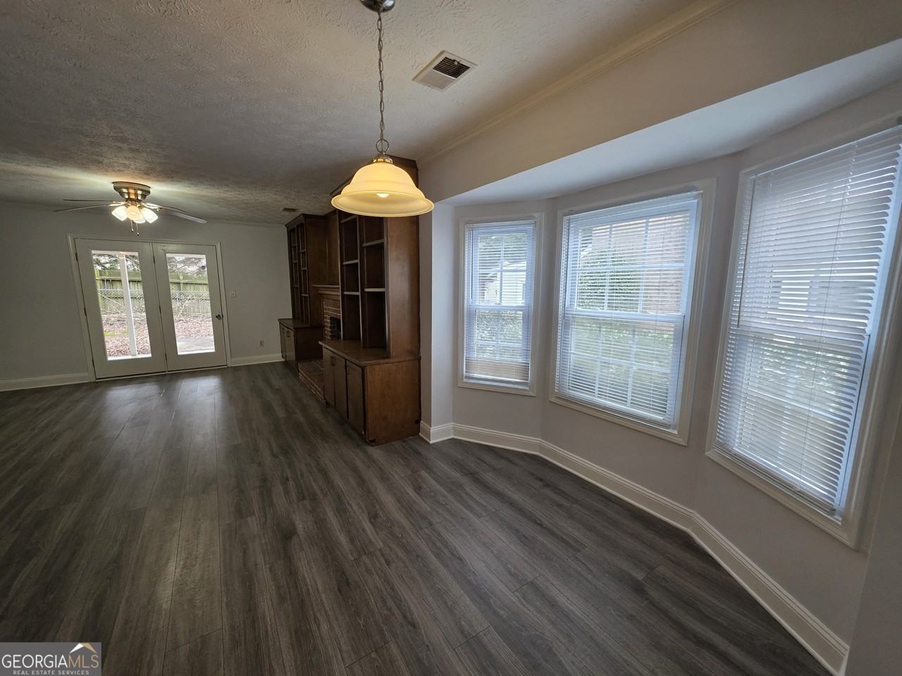 405 Williamsburg Way - Photo 4 of 14