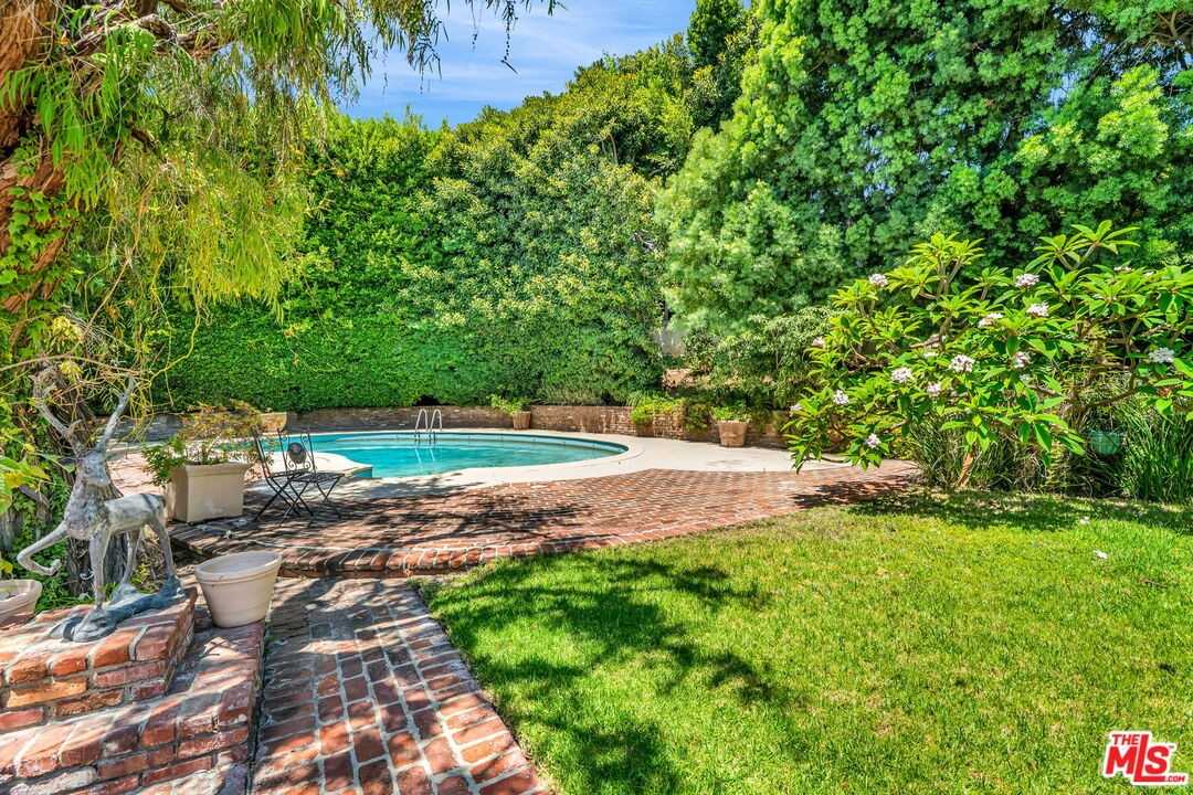 701 N Sierra Dr - Photo 3 of 8