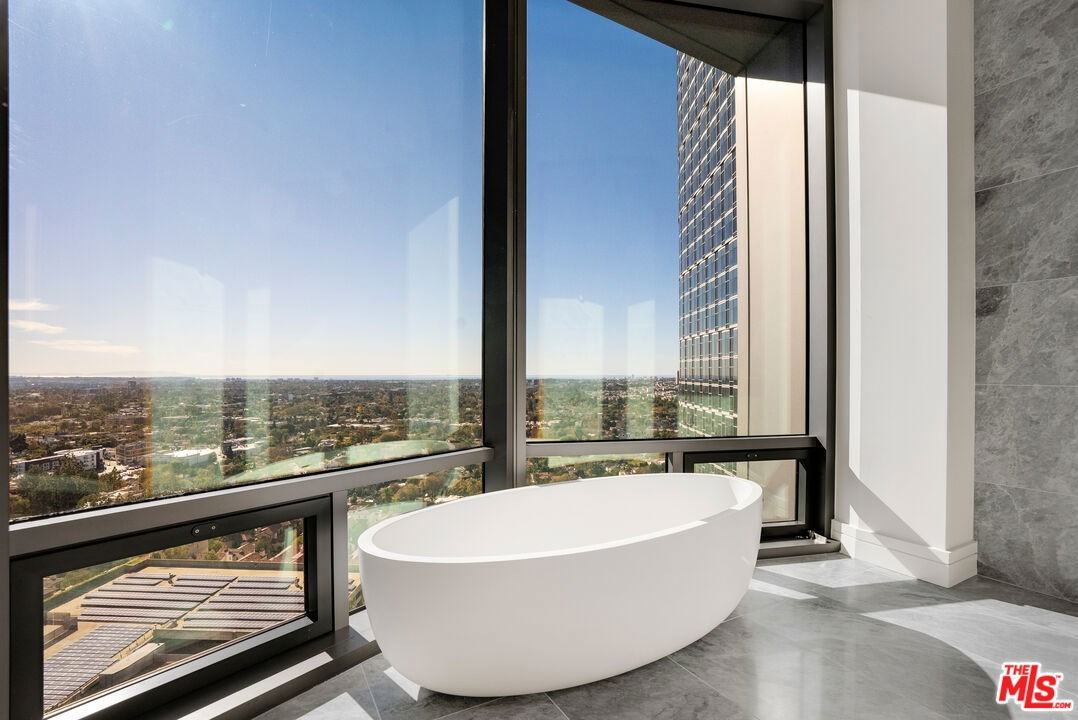 211 W Elm Ct #16B - Photo 3 of 8