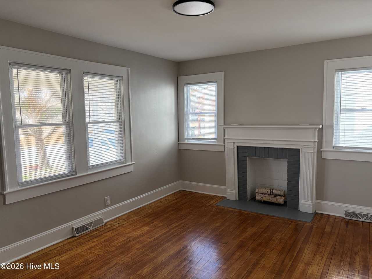 1113 Forbes St - Photo 4 of 11