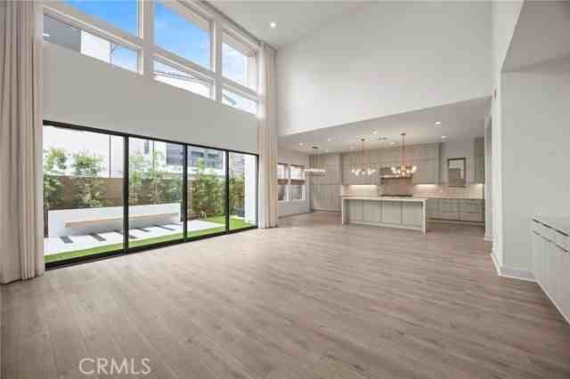 Strata - Photo 2 of 5