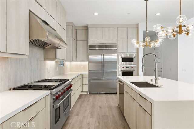 Strata - Photo 4 of 5