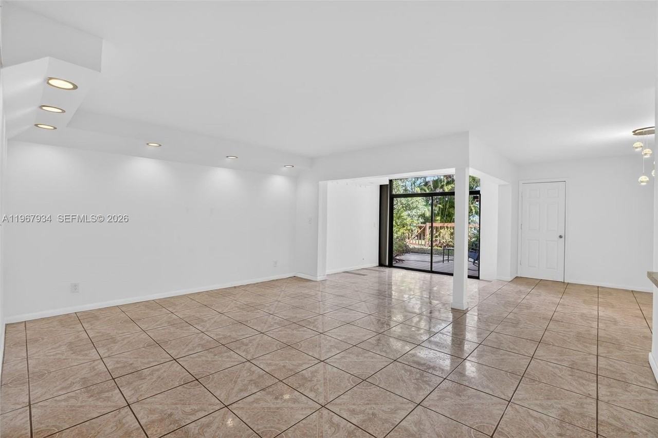 347 Ives Dairy Rd - Photo 3 of 35