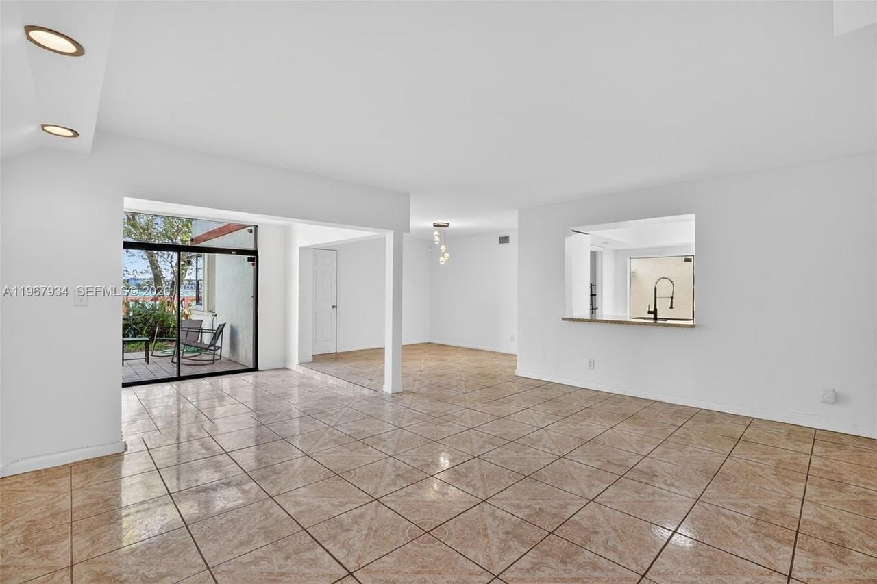 347 Ives Dairy Rd - Photo 4 of 35