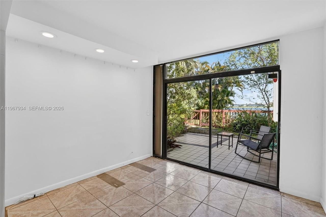 347 Ives Dairy Rd - Photo 7 of 35