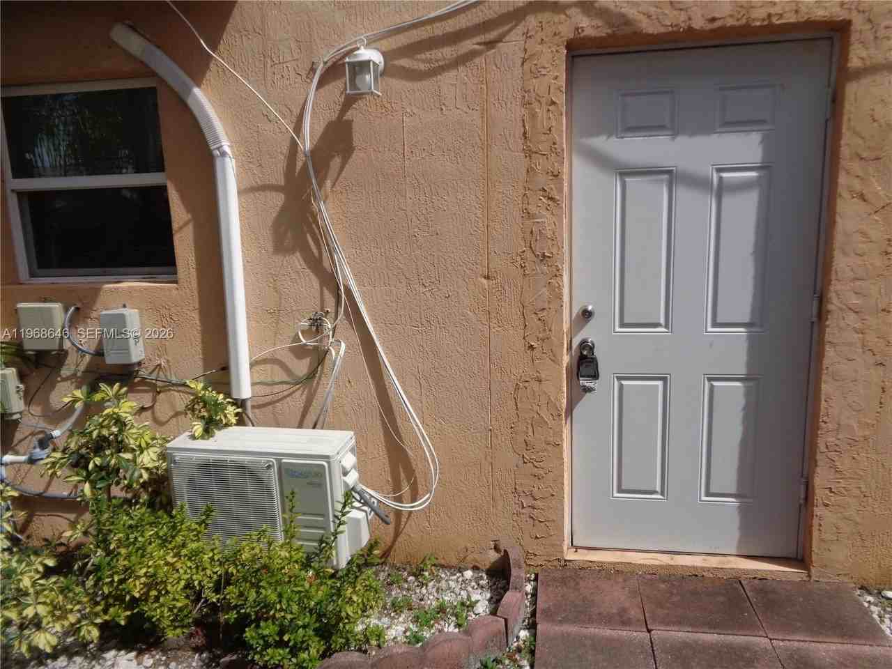 2060 Se 14th St - Photo 5 of 21