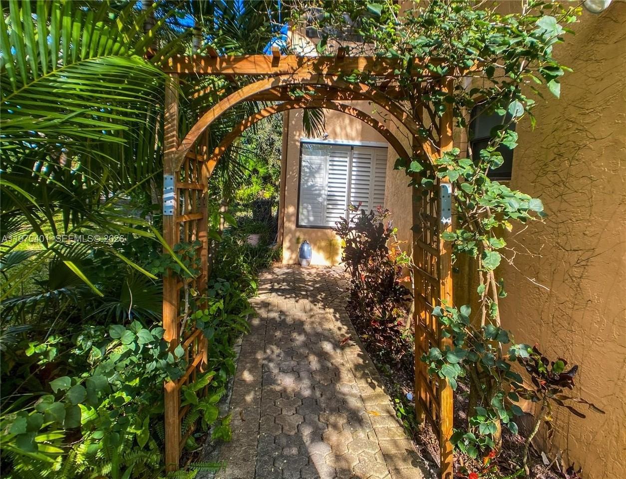 956 Mockingbird Ln #500 - Photo 2 of 32