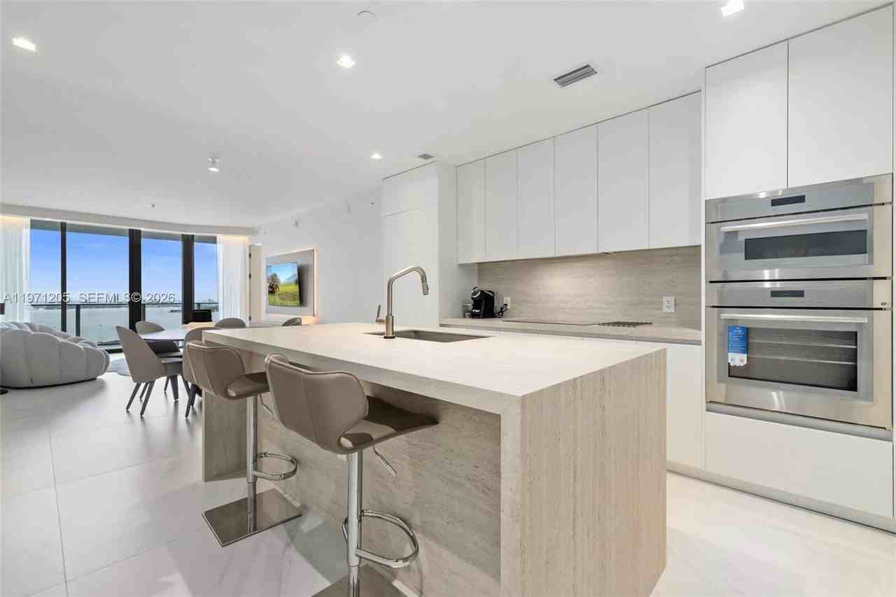 700 Ne 24th St #2505