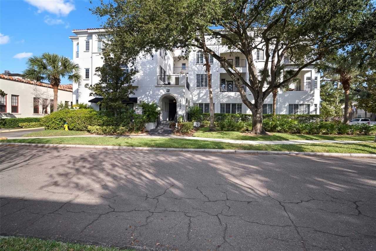 435 S Oregon Ave #305 - Photo 2 of 50